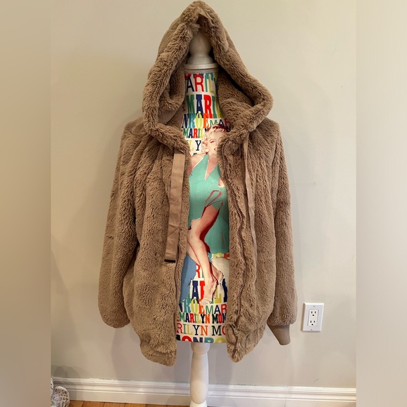 Urban Heritage faux fur jacket with zippered front and hood. - Picture 2 of 5